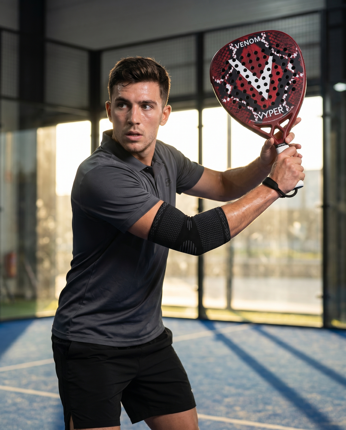 Padel-Spieler mit schwarz-grauer VYPER Padel Sleeve und VYPER VENOM Schläger beim Backhand